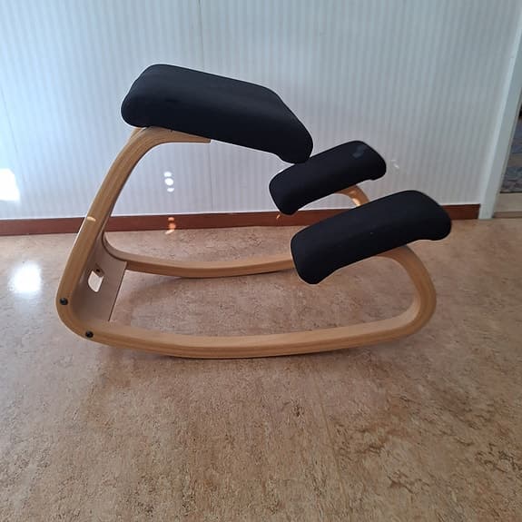 Ergonomisk knästol svart med trästomme