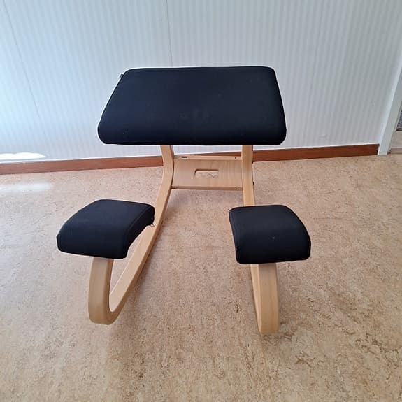 Ergonomisk knästol svart med trästomme