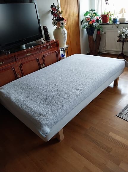 Resårmadrass med ben 90x200 vit