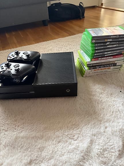 Microsoft Xbox One spelkonsol svart, med två handkontroller och 14 spel