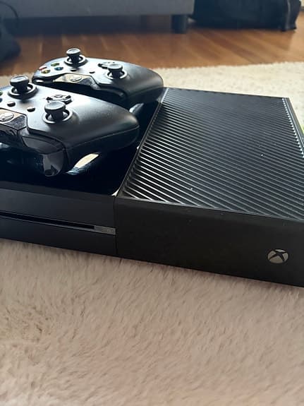 Microsoft Xbox One spelkonsol svart, med två handkontroller och 14 spel