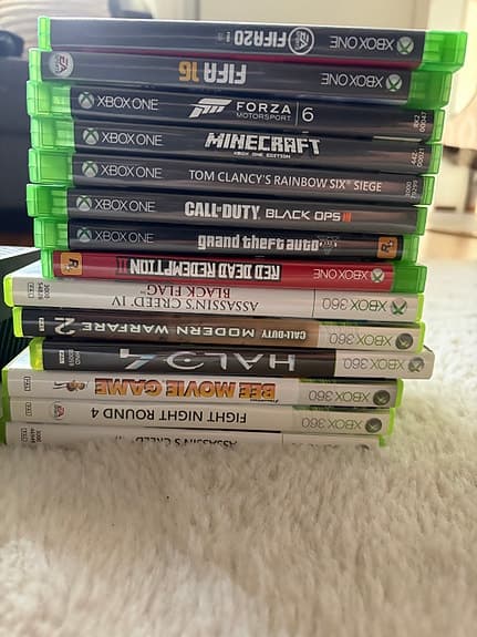 Microsoft Xbox One spelkonsol svart, med två handkontroller och 14 spel