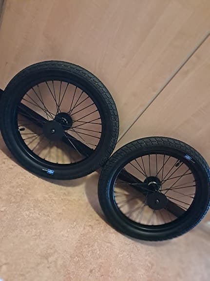 Säljer två helt nya Bmx fälgar med däck 18tum