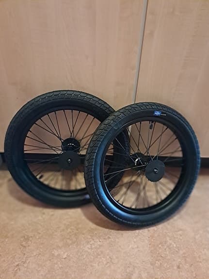 Säljer två helt nya Bmx fälgar med däck 18tum