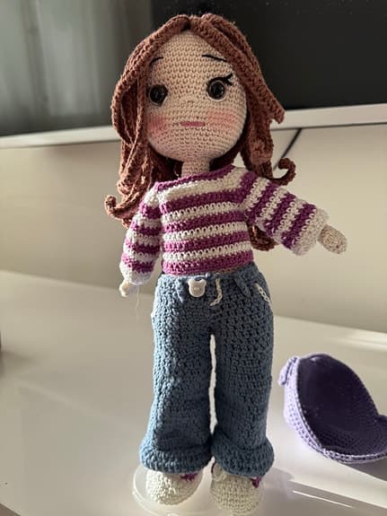 Ny virkad docka med kläder