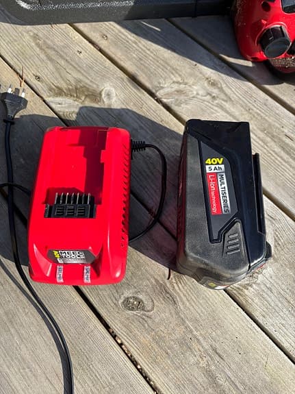 Meec Tools CSA40 motorsåg 40V batteridriven röd