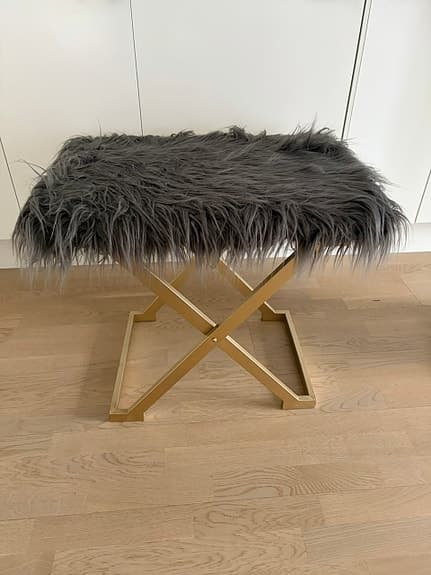 Sittpall med fuskpäls