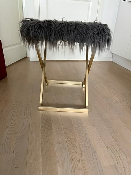 Sittpall med fuskpäls