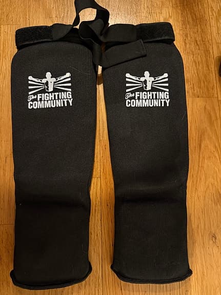 Oanvända Shin Guards för Thaiboxning