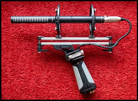 Röde mikrofon med zeppelinare och vindpäls (”dead cat”)