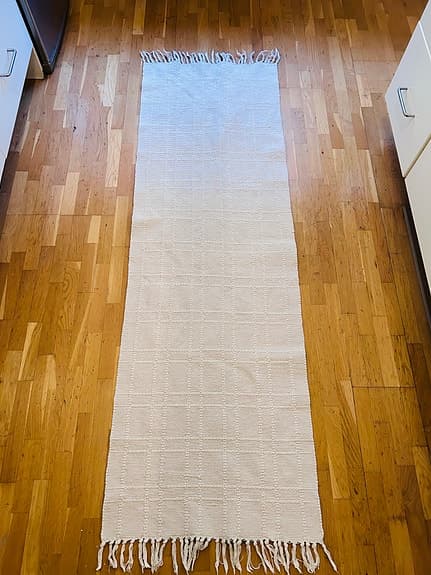 Vit gångmatta med fransar