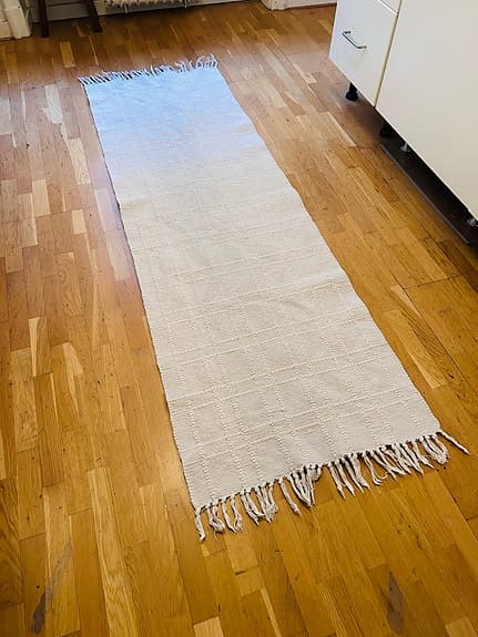 Vit gångmatta med fransar