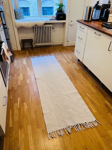 Vit gångmatta med fransar