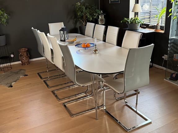 Matgrupp/konferensbord  med 10 stolar