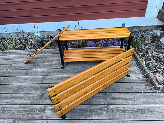 Robust hatt & skohylla samt klädhängare i trä & metall.