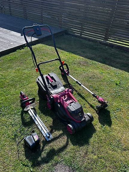 Gräsklippare och grästrimmer samt häcksax ink 4 Ah batteri och laddare