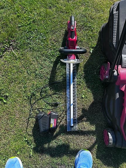 Gräsklippare och grästrimmer samt häcksax ink 4 Ah batteri och laddare