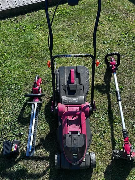 Gräsklippare och grästrimmer samt häcksax ink 4 Ah batteri och laddare