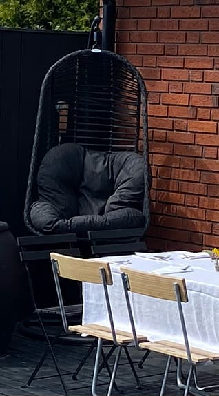 Hängstol för uteplats med svart stativ