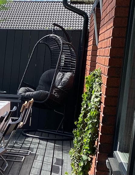 Hängstol för uteplats med svart stativ