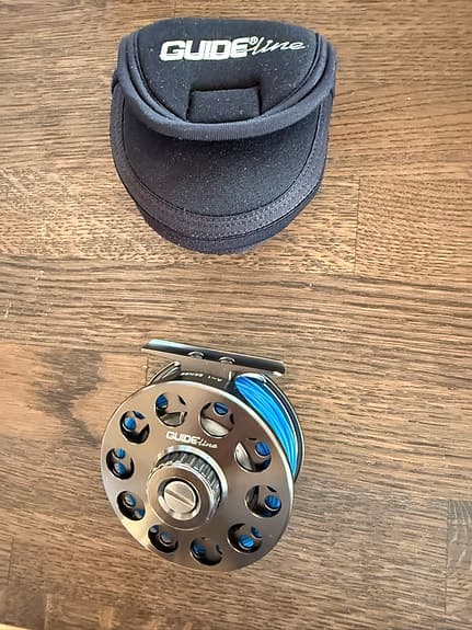 Guideline flugrulle med fodral. Backing, sjunklina och tafs inkluderat