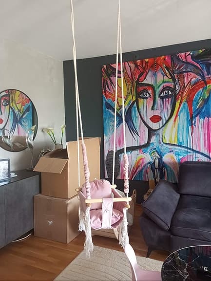 gunga för barn rosa tyg med trädetaljer inomhus
