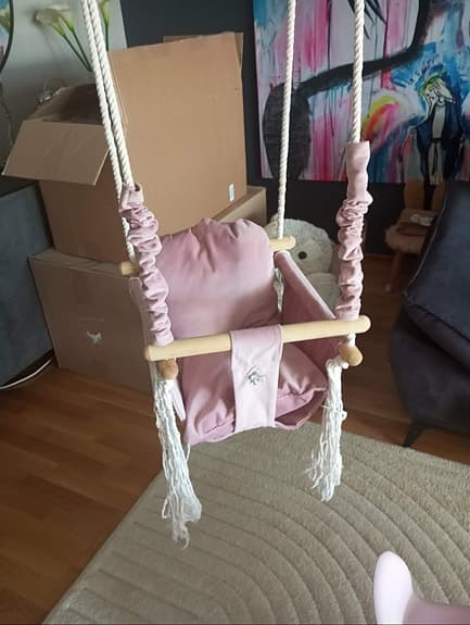 gunga för barn rosa tyg med trädetaljer inomhus