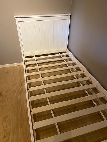 Fin vit träsäng 90x200 med fallskydd och madrass