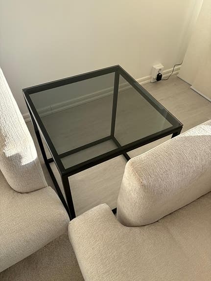 Elegant soffbord med två sidobord