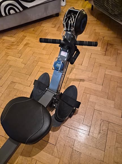 Roddmaskin med fotremmar och träningsdator svart