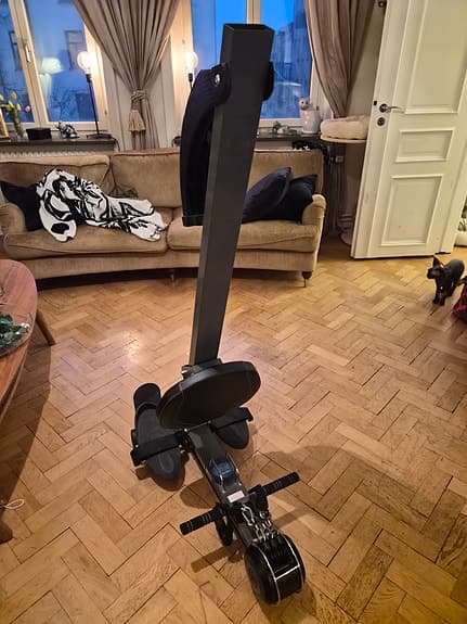 Roddmaskin med fotremmar och träningsdator svart