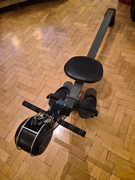 Roddmaskin med fotremmar och träningsdator svart