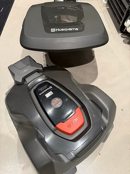 Husqvarna Automower 430X robotgräsklippare med laddstation och tak