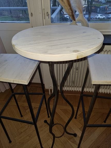 Barbord med två barstolar