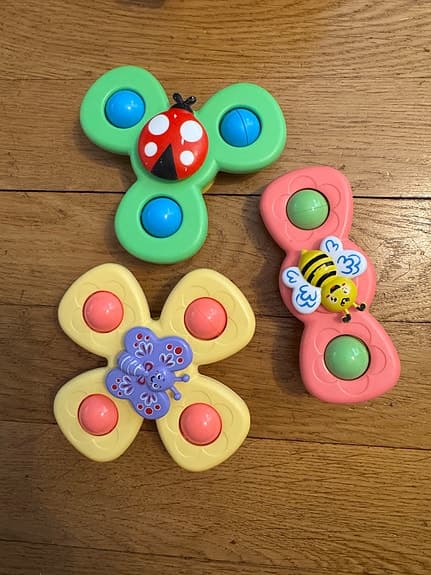 Leksak som snurrar med sugpropp som kan sättas på släta ytor exv spegel, 3 pack