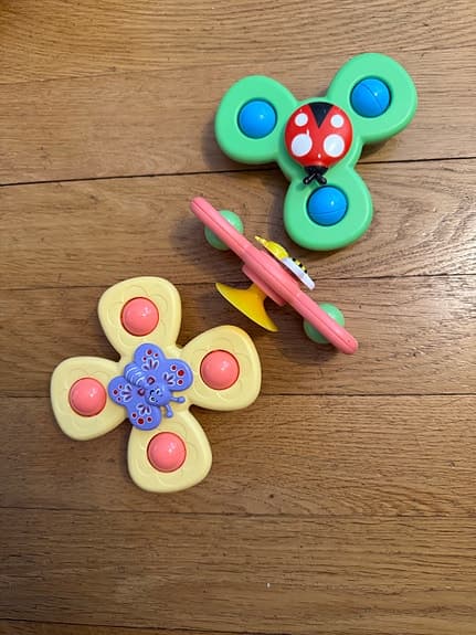 Leksak som snurrar med sugpropp som kan sättas på släta ytor exv spegel, 3 pack