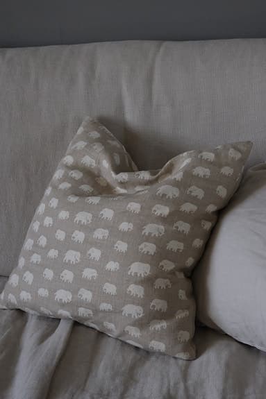 kuddfodral i svenskt tenn tyg elefanter ljusgrå beige