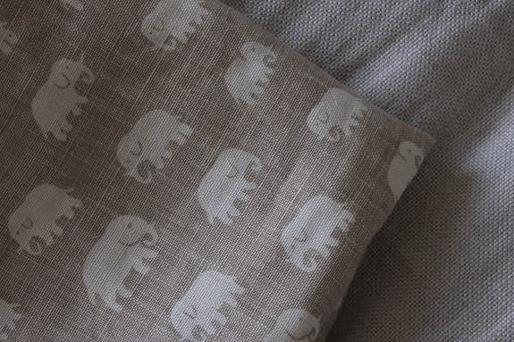 kuddfodral i svenskt tenn tyg elefanter ljusgrå beige