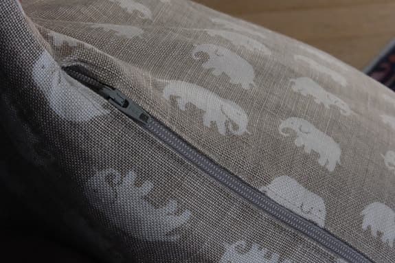 kuddfodral i svenskt tenn tyg elefanter ljusgrå beige