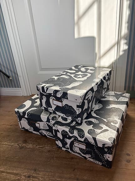 Svenskt Tenn förvaring, grå Aristrida mönstret