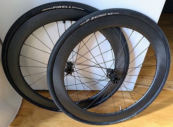 50mm kolfiberhjul Bak, thruaxle, skivbroms (framhjul med defekt - på köpet)