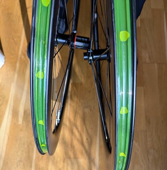 50mm kolfiberhjul Bak, thruaxle, skivbroms (framhjul med defekt - på köpet)