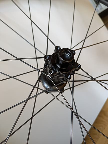 50mm kolfiberhjul Bak, thruaxle, skivbroms (framhjul med defekt - på köpet)