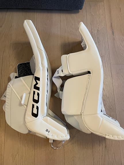 CCM Målvaktsbenskydd Axis F9 Int White storlek 31+1