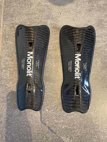 Monolit benskydd kolfiber svart