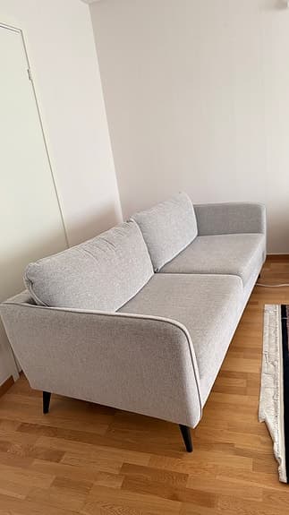 3sits soffa i tyg med svarta ben – modern stil