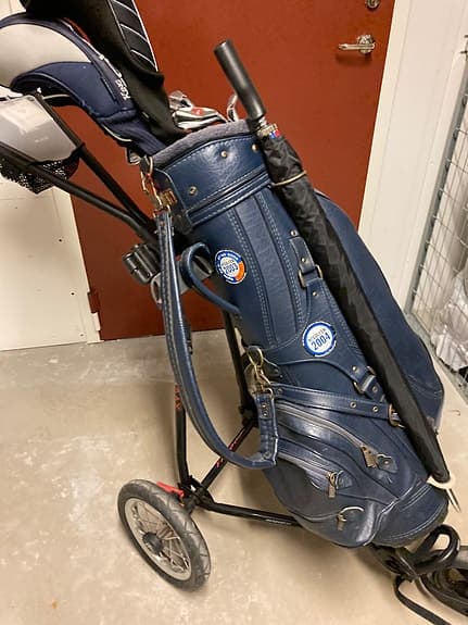 Golfset med vagn inklusive 11 klubbor