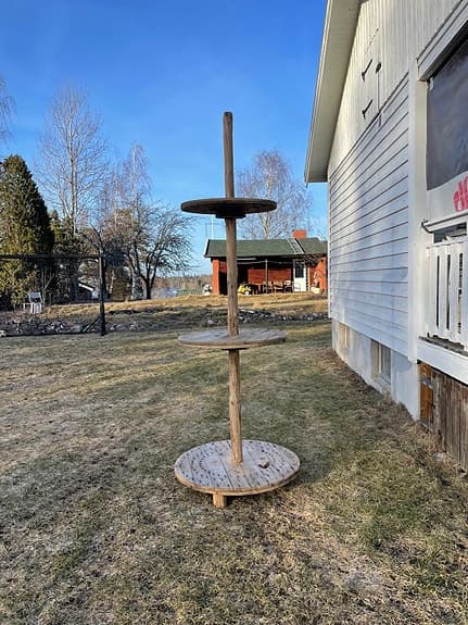 Ställ med 3 st runda hyllor, återbruk av kabeltrummor 230 cm