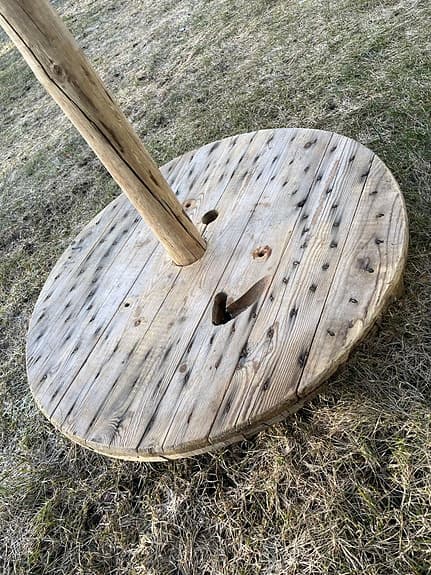 Ställ med 3 st runda hyllor, återbruk av kabeltrummor 230 cm