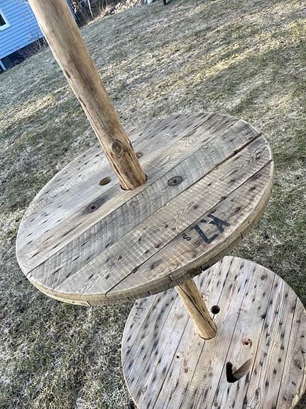 Ställ med 3 st runda hyllor, återbruk av kabeltrummor 230 cm